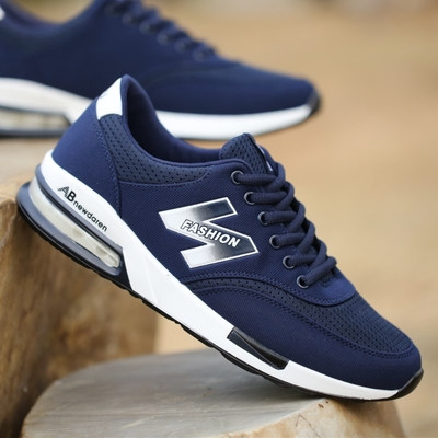 Πολλά διαφορετικά μοντέλα ανδρικά πάνινα παπούτσια