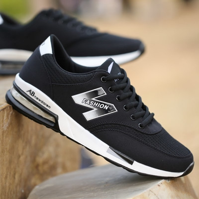 Πολλά διαφορετικά μοντέλα ανδρικά πάνινα παπούτσια