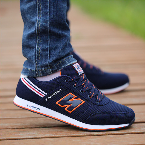 Πολλά διαφορετικά μοντέλα ανδρικά πάνινα παπούτσια