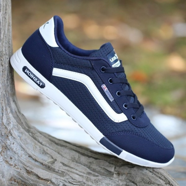 Πολλά διαφορετικά μοντέλα ανδρικά πάνινα παπούτσια