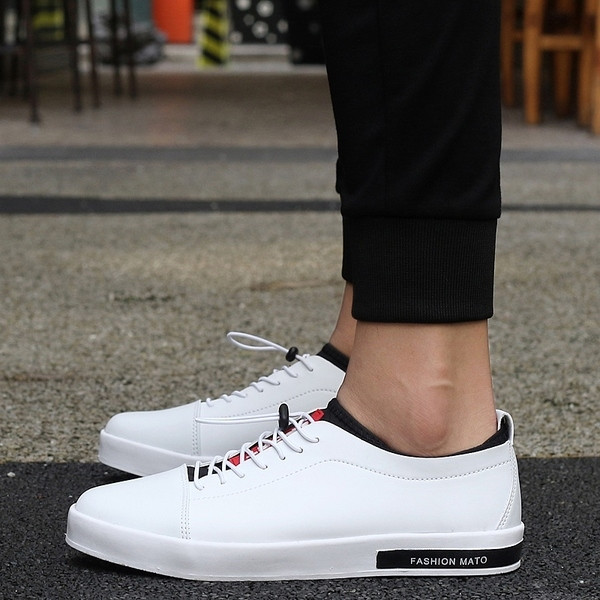 Κομψά πάνινα παπούτσια για άνδρες σε λευκό και μαύρο χρώμα με ελαστικά κορδόνια