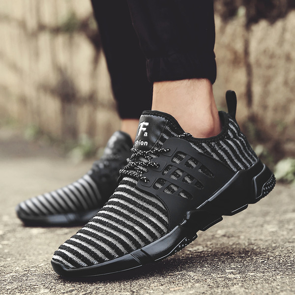 Αθλητικά κομψά πάνινα παπούτσια για άνδρες σε λευκό και μαύρο χρώμα