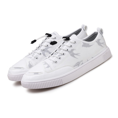 Ανδρικά πάνινα παπούτσια σε λευκό και μαύρο χρώμα που καλύπτονται με ένα πλέγμα κατάλληλα για καθημερινή ζωή