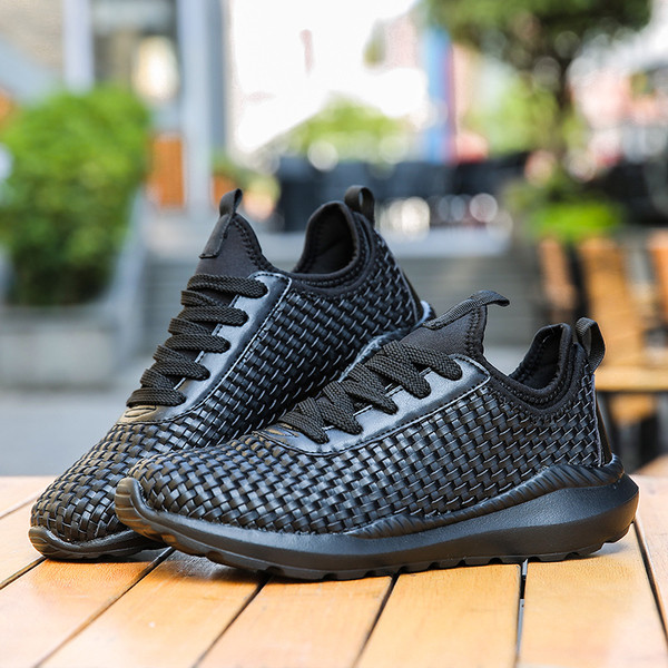 Ενδιαφέρουσα αθλητικά παπούτσια ανδρικά που είναι κατάλληλα για την καθημερινή ζωή σε λευκό και μαύρο χρώμα