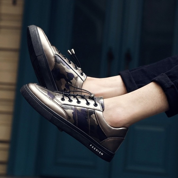 Ανδρικά πάνινα παπούτσια με ελαστικές ζώνες σε δύο χρώματα κατάλληλα για την καθημερινή ζωή