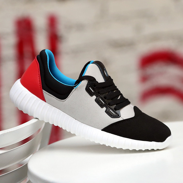 Όμορφα ανδρικά πάνινα παπούτσια σε δύο χρώματα κατάλληλα για την καθημερινή ζωή και αθλητισμό