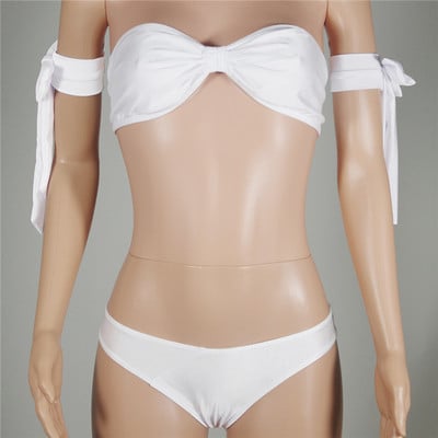 Κομψό μαγιό σε δύο μέρη με μια ενδιαφέρουσα κορδέλα