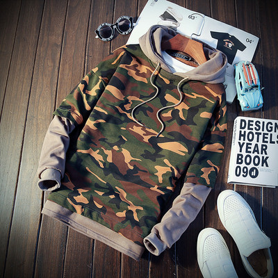Ανδρικό φούτερ καμουφλάζ με κουκούλα σε τρία χρώματα