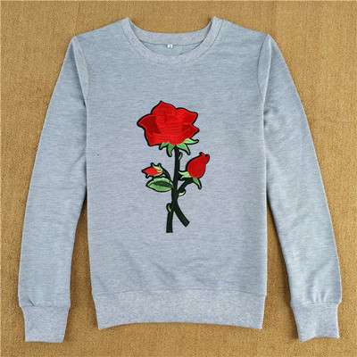 Μοντέρνο αθλητικό σύνολο για  σύγχρονες γυναίκες με όμορφα κεντήματα