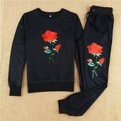 Μοντέρνο αθλητικό σύνολο για  σύγχρονες γυναίκες με όμορφα κεντήματα