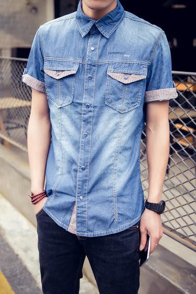 Αθλητικό κομψό ανδρικό denim ποουκάμισο με κοντό μανίκι