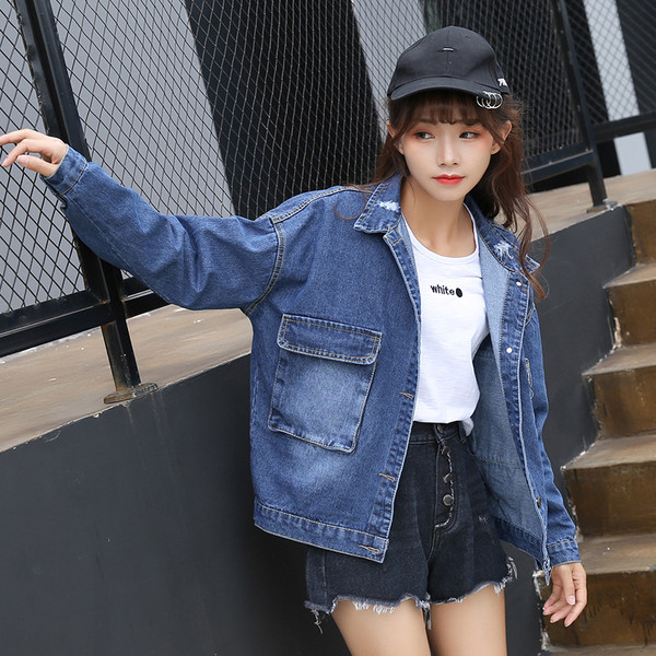 Актуално дамско широко дънково яке с големи джобове на предната част