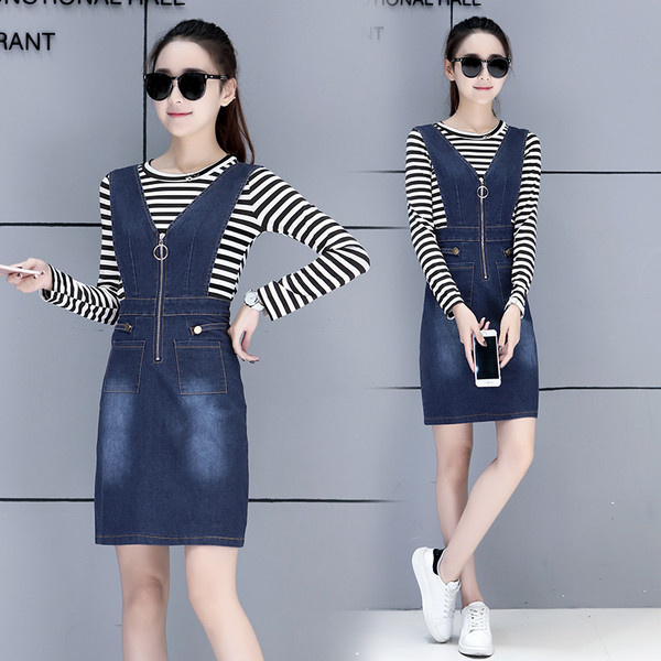 Много интересен дамски комплект включващ дълга дамска дънкова рокля и раирана блузка с дълъг ръкав