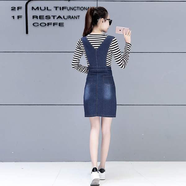 Много интересен дамски комплект включващ дълга дамска дънкова рокля и раирана блузка с дълъг ръкав