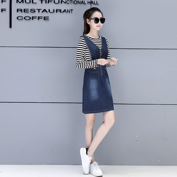 Много интересен дамски комплект включващ дълга дамска дънкова рокля и раирана блузка с дълъг ръкав