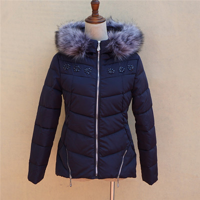 Зимно дамско яке с пух по яката и много красиви лъскави камъчета