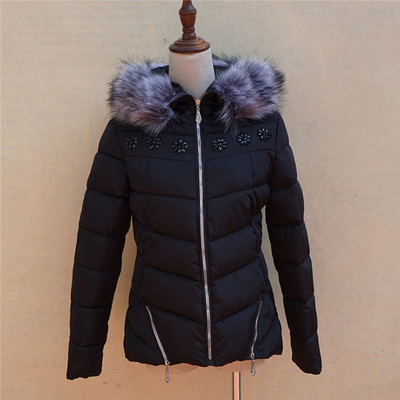 Зимно дамско яке с пух по яката и много красиви лъскави камъчета
