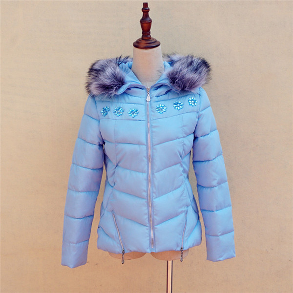 Зимно дамско яке с пух по яката и много красиви лъскави камъчета