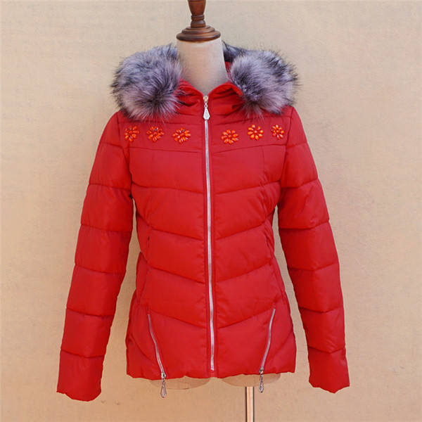 Зимно дамско яке с пух по яката и много красиви лъскави камъчета