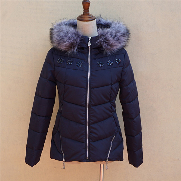 Зимно дамско яке с пух по яката и много красиви лъскави камъчета