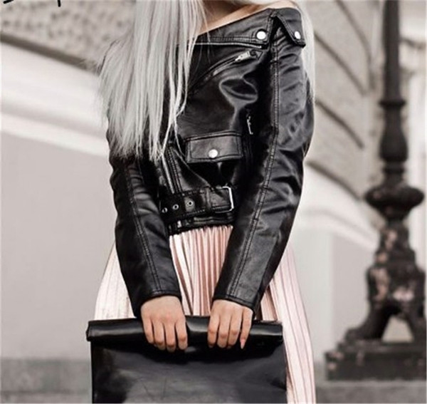 Актуално стилно кожено дамско яке с дълъг ръкав и широко около врата