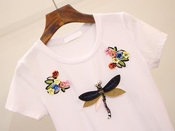 Стилна дамска тениска в бял и черен цвят с декорация