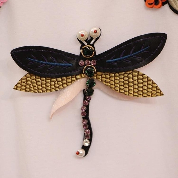 Стилна дамска тениска в бял и черен цвят с декорация