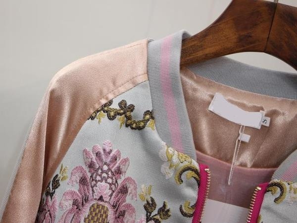 Актуално дамско яке с бродерия флорални мотиви 