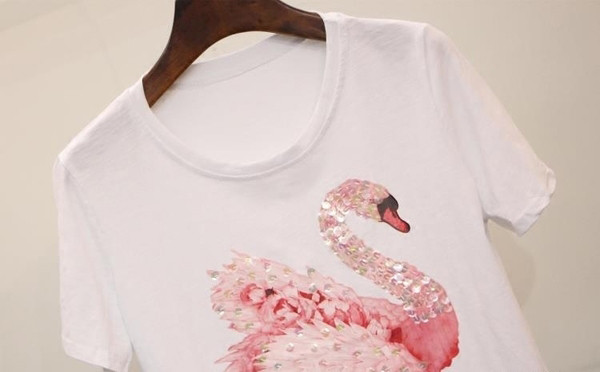 Сладка дамска тениска с апликация лебед в бял и черен цвят