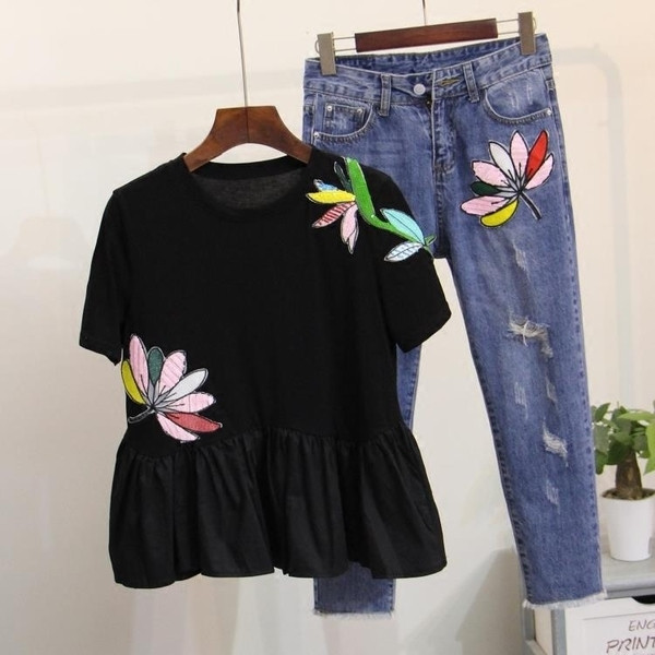 Комплект за дамите - дънки и тениска в бял и черен цвят с бродерия