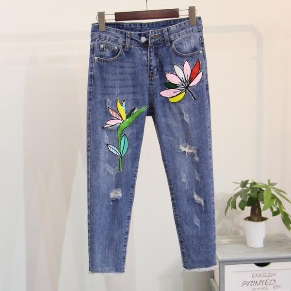 Комплект за дамите - дънки и тениска в бял и черен цвят с бродерия