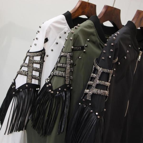 Модерно дамско бомбър яке в три цвята с метална декорация