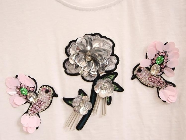 Красива тениска за дамите в бял и черен цвят с декорация