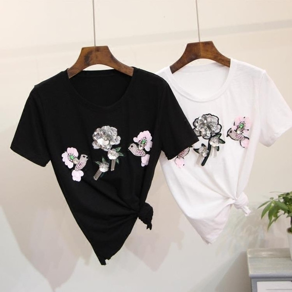 Красива тениска за дамите в бял и черен цвят с декорация