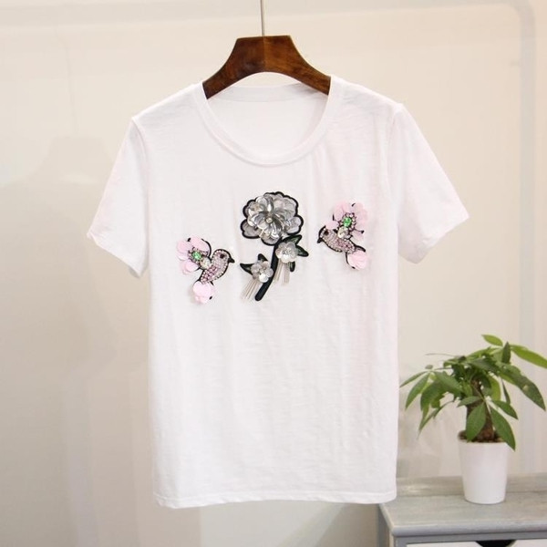 Красива тениска за дамите в бял и черен цвят с декорация