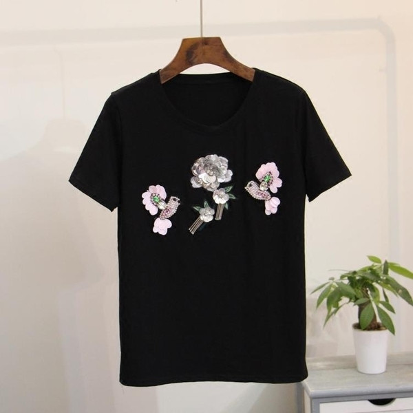 Красива тениска за дамите в бял и черен цвят с декорация