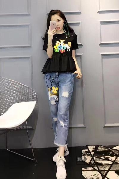 Уникален дамски комплект - тениска и дънки с декорация апликация и пайети