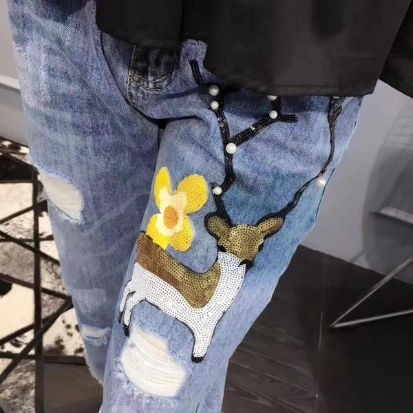 Уникален дамски комплект - тениска и дънки с декорация апликация и пайети