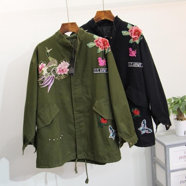 Модерно дамско дълго яке - тънко, в черен и зелен цвят с бродерия