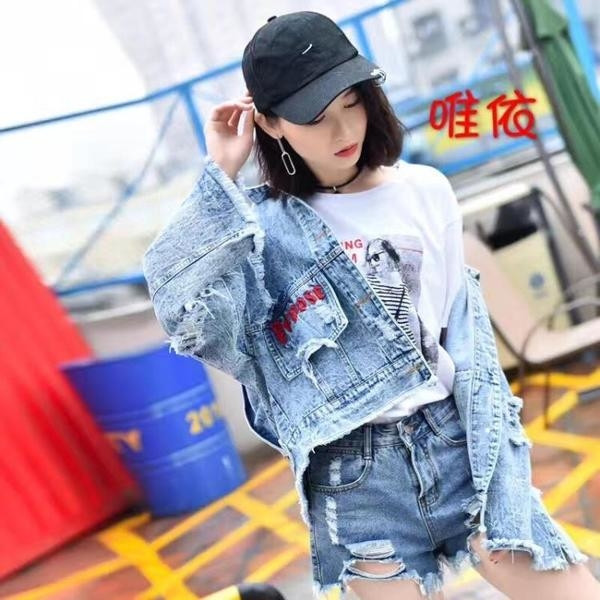 Дънково дамско яке в син и бял цвят с надписи