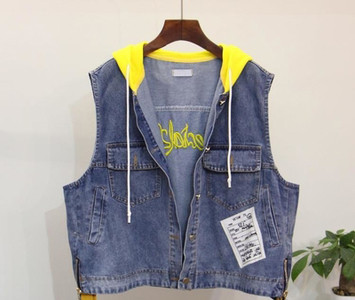 Спортно-елегантен дамски дънков елек - къс и с качулка