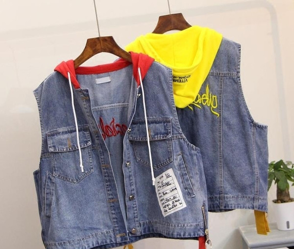 Спортно-елегантен дамски дънков елек - къс и с качулка