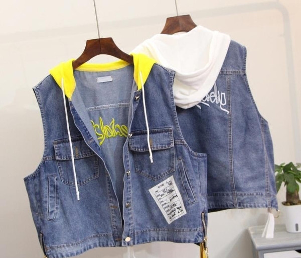 Спортно-елегантен дамски дънков елек - къс и с качулка