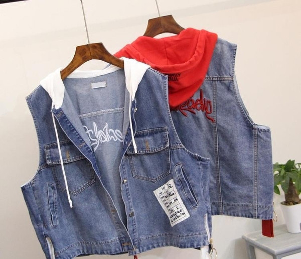 Спортно-елегантен дамски дънков елек - къс и с качулка