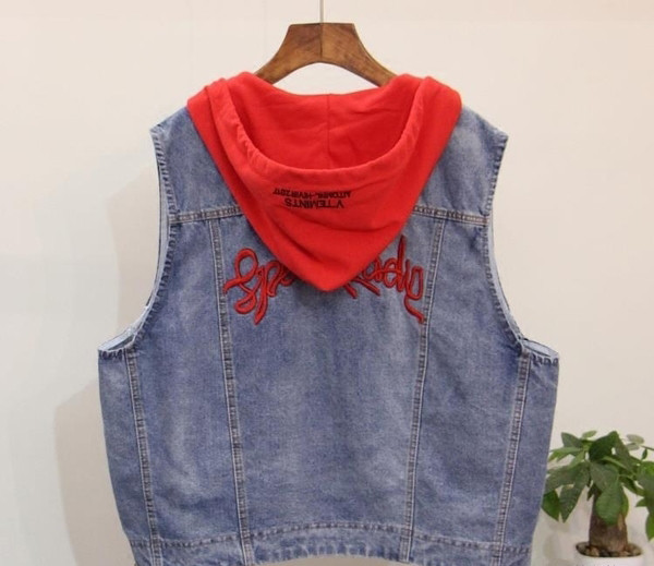 Спортно-елегантен дамски дънков елек - къс и с качулка