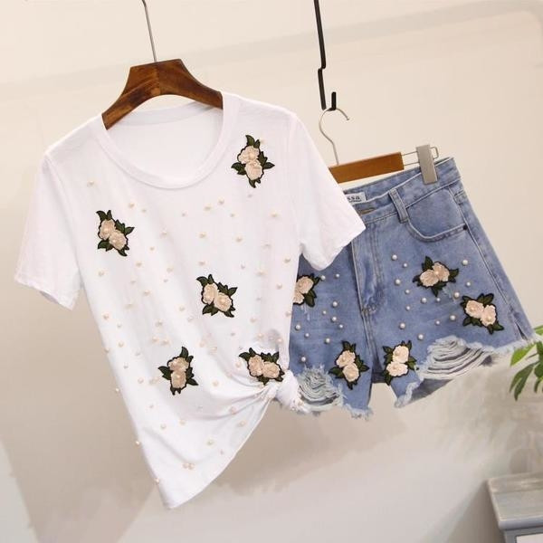 Стилен дамски комплект - къси дънкови панталони и тениска с декорация