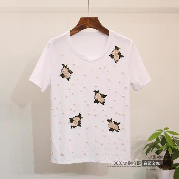 Стилен дамски комплект - къси дънкови панталони и тениска с декорация