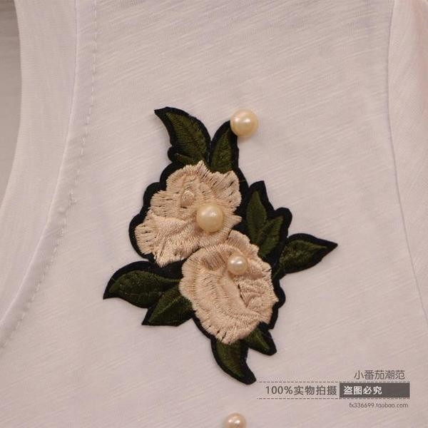 Стилен дамски комплект - къси дънкови панталони и тениска с декорация