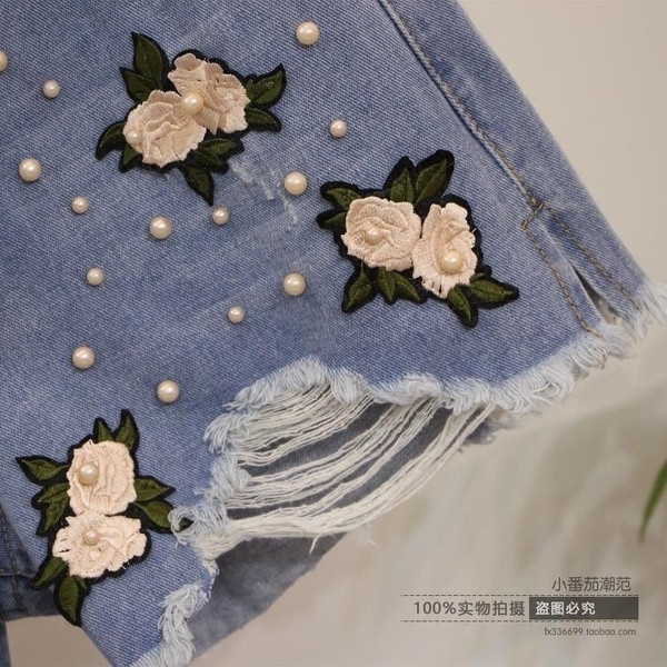 Стилен дамски комплект - къси дънкови панталони и тениска с декорация