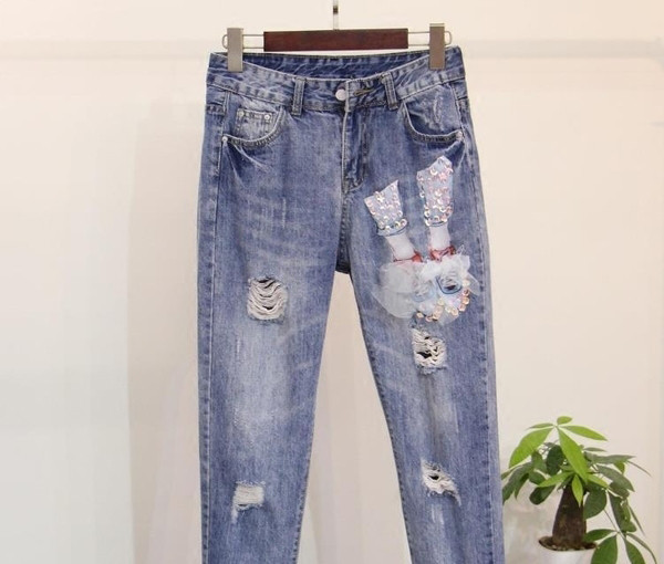 Свеж дамски комплект - дънки + тениска с апликация